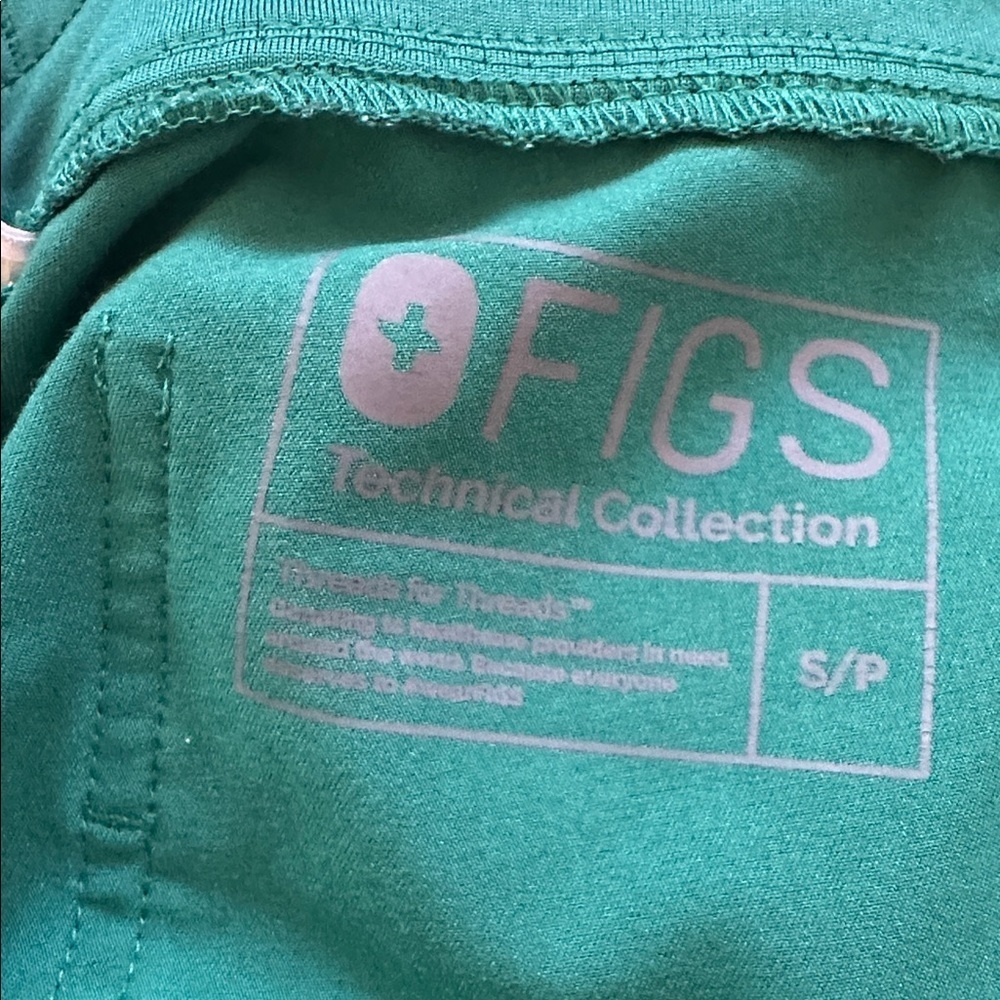 Limited Edition set of Figs Casma  Top and Zamora Jogger pants in Hunter Green - Picture 5 of 13